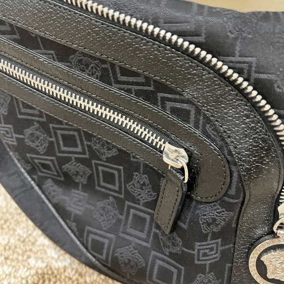 Versace designer shoulder bag black with logo - Picture 4 of 11
